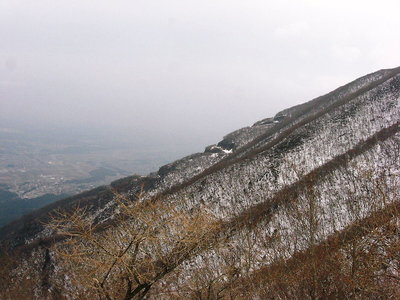 ● 採掘道路も天辺まで、この尾根に穴ぼこが有るよ