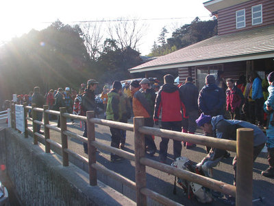 各自の持ち場に散る人たち