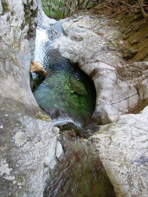 岩床をくりぬいたきれいな水色の釜が続く