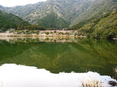 ● 水面に移る逆さや山、静かに眠るブルーシャトー湖