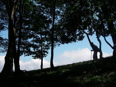 ハイキング中のオジヤン。杖は手作り。