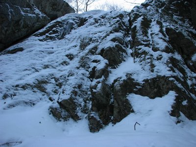 犬帰し大滝を直下から見上げる