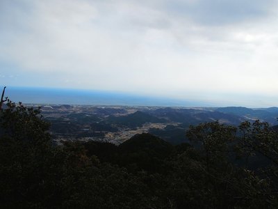 妙見倉から見る七里御浜。<br />生憎の曇天で残念！