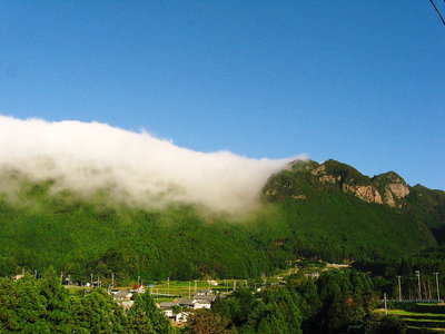 ● 風伝降ろし、険しそうな山は鷲ノ巣山かな？神木の里？