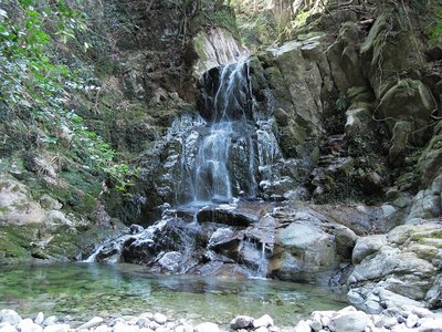 柱状節理が斜めに入っていて、ハングアップした滝。