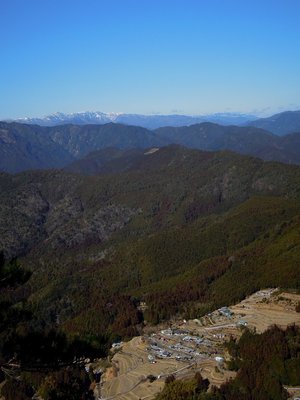 表倉からの眺望。大峰と高地集落粉所。<br />このレポの一週間前に撮影。