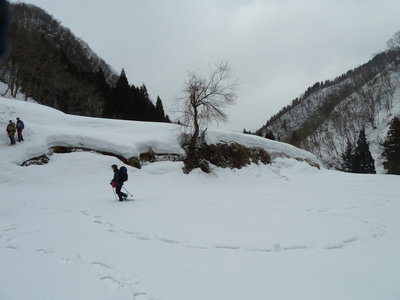雪原にハートを書くクロオさん