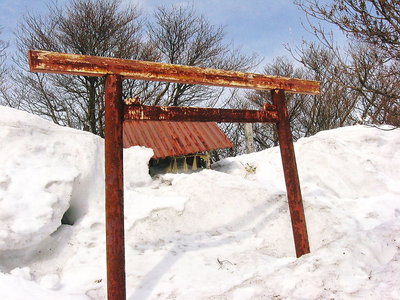 ● 鎌ケ神社、今年は遷宮とかです。大雪で壊れてる、今年は遷宮とか神宮にあわせてるのかな。