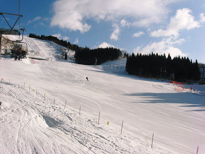 朝一番.JPG (181.81 KiB) 閲覧された回数 6435 回 ● 凍ってるバーン、一日中弛まない雪でした