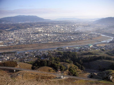 S140雨引山展望台003.JPG (173.44 KiB) 閲覧された回数 8615 回 展望台から紀ノ川上流。煙は高野口町民家の火事。