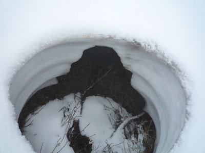 03ぽっかり丸く開いた穴.JPG (622.06 KiB) 閲覧された回数 14308 回 鈴北岳近くの丸くぽっかり空いた穴