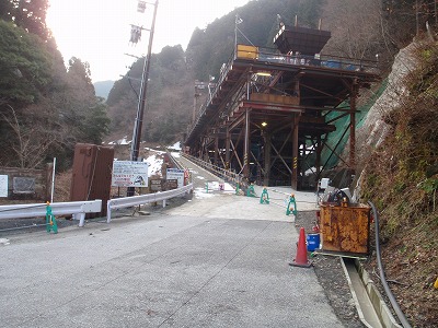 鞍掛橋付近のガス工事現場