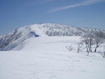 北峰からは山頂まであと少しなのに…