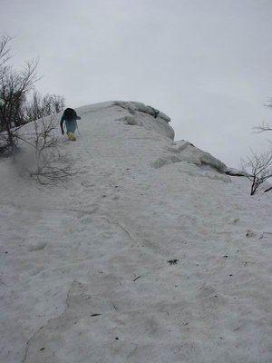 急斜面を登るI君