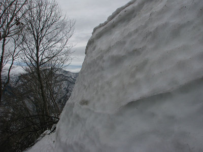 行く手を阻む雪壁