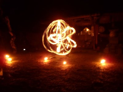 仏前結婚式の後でファイアーダンスのアトラクション