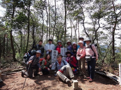 nisiyama.jpg (195.74 KiB) 閲覧された回数 7357 回 西山山頂 自動シャッターなのでこんな格好になっちゃった。