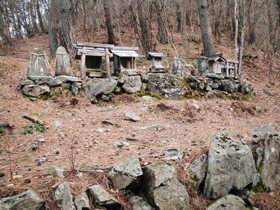 登山口近くの祠