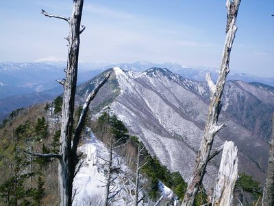 仏谷直下から見る坊主岳・背後に乗鞍