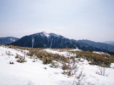 雪の消えかかった坊主から仏谷をのぞむ