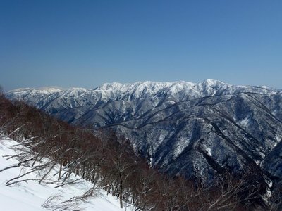 P1020272.JPG (253.14 KiB) 閲覧された回数 10245 回 越美国境の山並み-手前に美濃俣丸、そして笹ヶ峰、左奥に白山・別山が見えます