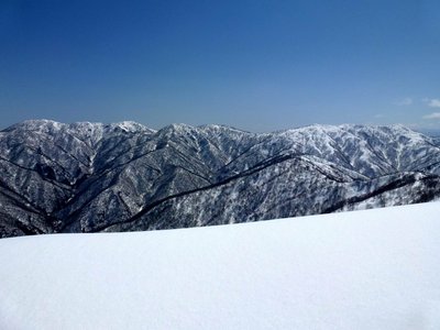 三周ヶ岳から左千方に続く越美国境尾根の山並み
