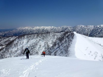 山頂直前の急登を登るbiwacoさんと男性単独者（柴犬の飼い主さん）