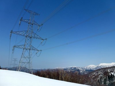 送電線のある尾根を下りました