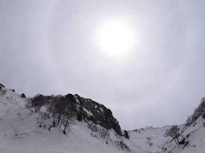 IMG_1363-s.JPG (43.45 KiB) 閲覧された回数 9885 回 仙人岩の上に日輪が・・・ 開津谷を登れという阿弥陀さまのお導きか?