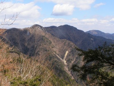 　中央左がしんぱく嵓、右端のゆったりした山は南亦山