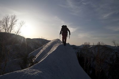 恐怖のナイフリッジを平気で渡る人がいます