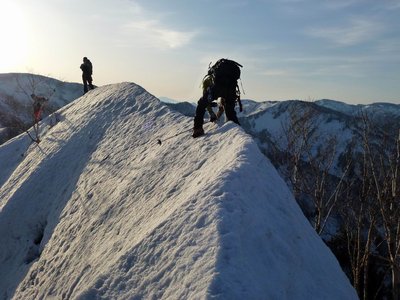 恐怖のナイフリッジを這いながら通過しています