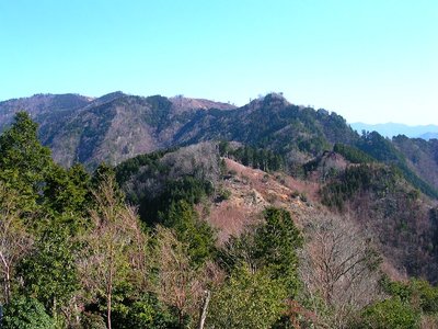 p1179辺りから見た中央右p1112、左奥が国見山。