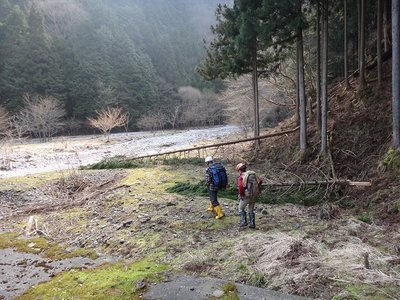 DSC00324.jpg (196 KiB) 閲覧された回数 29102 回 堰堤を越えた河原