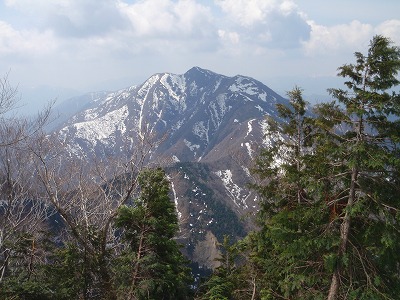 山頂への稜線から花房山
