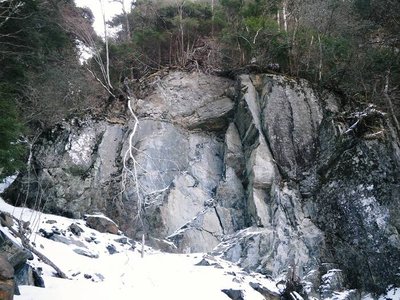 間違いルンゼの奥に現れた岩壁