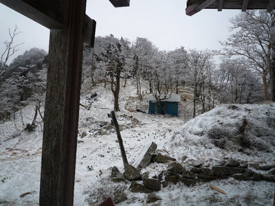 吹雪のあとの深仙ノ宿避難小屋