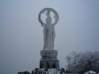 釈迦ヶ岳山頂(1).jpg (51.41 KiB) 閲覧された回数 51414 回 釈迦ヶ岳山頂の凍りついたお釈迦様