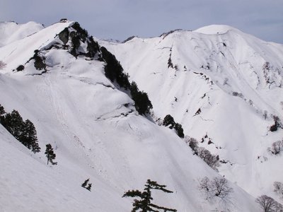 仙人岩と奈良岳　　手前のコルから気持ちよく下ったよ～