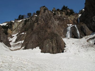 IMG_1457-s.JPG (141.76 KiB) 閲覧された回数 4443 回 ゴルジュ帯に現れた三段滝、左が本谷