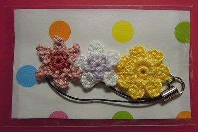 Ｎさん家族手作りの捜査関係者に手渡されているストラップ。<br />「藤原・御池の花」カタクリ・セツブンソウ・フクジュソウ。