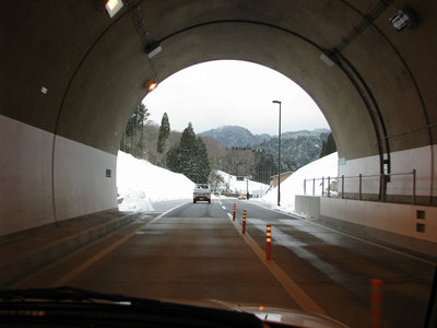 トンネルを抜けるとそこは・・・