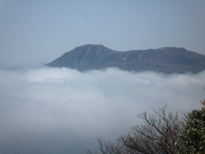 01雲海に浮かぶ御在所岳(1).JPG (390.95 KiB) 閲覧された回数 5774 回 雲海に浮かぶ御在所岳