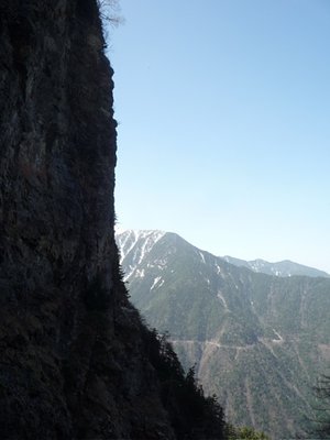 nokogiri260230.jpg (56.07 KiB) 閲覧された回数 4751 回 大岩の岩壁 背後は南アルプス林道