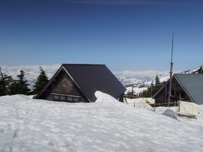 駒の小屋.JPG (157.74 KiB) 閲覧された回数 5007 回 まだまだ雪に埋まっている小屋