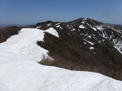 P1020878.JPG (170.82 KiB) 閲覧された回数 3832 回 白倉岳から金糞岳を眺望している