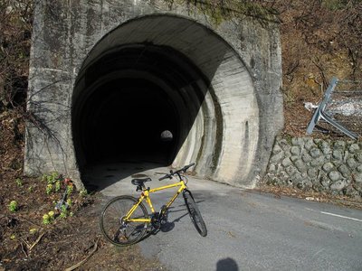トンネルの中はお尻にやさしくないよ、コケる方もみえますからね。
