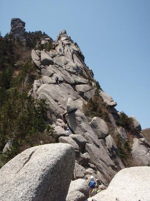 青空に延びるＰ３とヤグラ