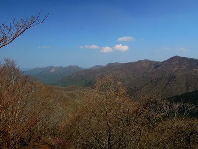 台高・白倉山～千里峰の山並み。<br />ナンノキ平付近の崩壊地が痛々しい。