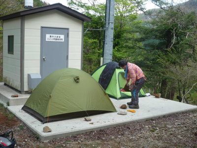 雨量観測所の前に張ったテント